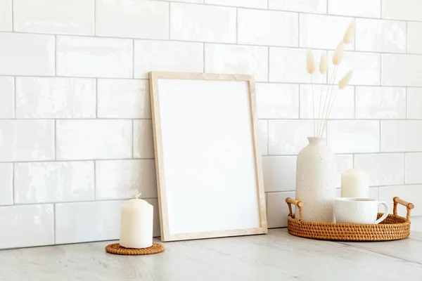 Blank Frame Mockup Taca Rattan Filiżanką Kawy Wazon Suszonych Kwiatów — Zdjęcie stockowe