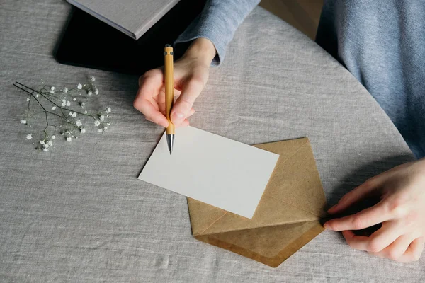 Primeros Planos Mujer Escribiendo Carta Tarjeta Invitación Boda Mesa Con —  Fotos de Stock