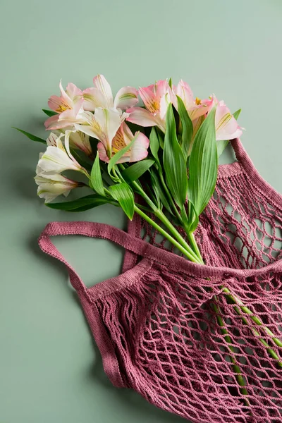 Bolsa Comestibles Con Flor Primavera Sobre Fondo Verde Estilo Vida — Foto de Stock