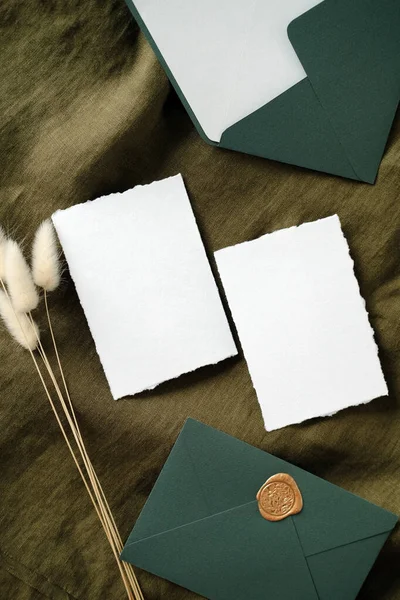 Élégantes Cartes Invitation Mariage Enveloppes Sur Tissu Vert Avec Des — Photo