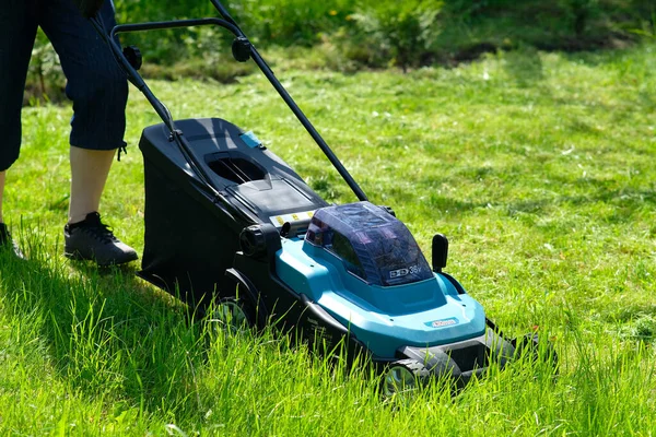 Elektrischer Rasenmäher Der Grünes Gras Mäht Gärtnerin Mit Rasenmäher Hinterhof — Stockfoto