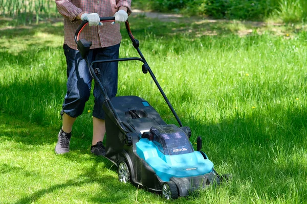 Frau Benutzt Elektrischen Rasenmäher Zum Rasenmähen — Stockfoto