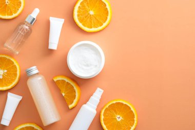 Doğal organik narenciye kozmetik ve portakal dilimleri. Düz C vitamini ürünleri. Yüz bakımı.