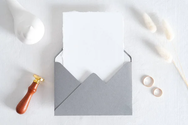 Elegante Escena Maqueta Papelería Boda Tarjeta Invitación Blanco Sobre Gris —  Fotos de Stock