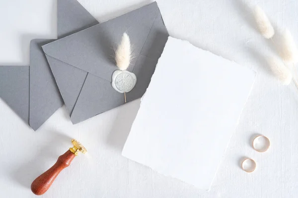 Tarjeta Invitación Boda Maqueta Sobres Grises Anillos Sobre Fondo Blanco — Foto de Stock