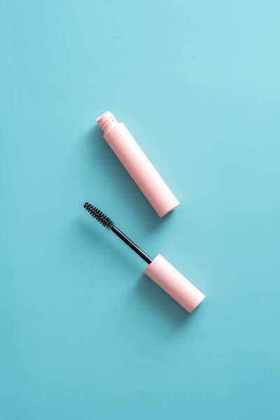 тушь на голубом фоне вид сверху.