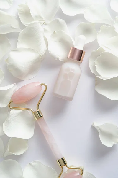 Rouleau Facial Sérum Avec Pétales Rose Sur Fond Blanc Concept — Photo