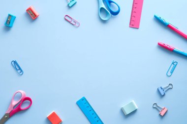 Mavi arka planda okul malzemelerinden yapılmış çerçeve. Okul konseptine geri dönelim. Düz yatıyordu, üstten, yukarıdan..