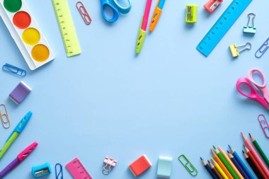 Okul konseptine geri dönelim. Mavi arka planda düz bir okul kırtasiyesi çerçevesi vardı. Üst görünüm, genel görünüm.