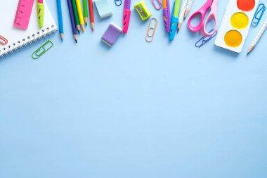 Okul kırtasiyesi çerçeve üst görünümü. Mavi arka plandaki okul konseptine geri dönelim. Düz yatıyordu, yukarıdan görüyordu.