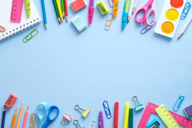 Okul mavi arka planda iki sınır çerçevesi sağlıyor. Okul konseptine geri dönelim. Düz yatıyordu, üstten, yukarıdan..