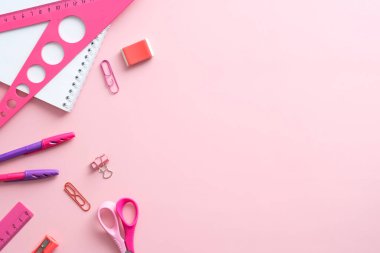 Pembe arka plan manzaralı okul kağıtları. Düz konum en düşük biçim bileşimidir. Okul konseptine dönelim..