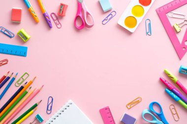 Düz kompozisyon ve pembe arka planda okul kırtasiyesi. Okul konseptine geri dönelim..