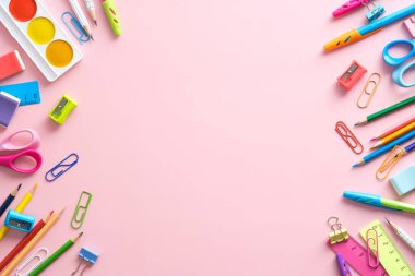 Pembe arka planda düz renkli okul kağıtları vardı. Okul konseptine geri dönelim. Çocuk masası üst görünümü