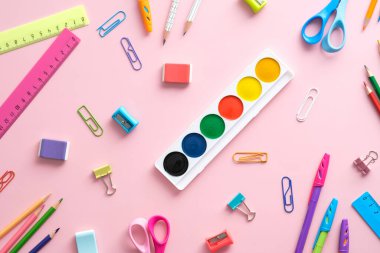 Pembe arka planda okul kâğıdı. Okul konseptine geri dönelim. Düz yatış, üst görünüm.