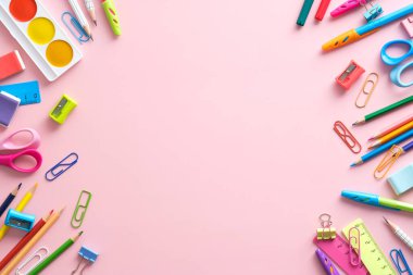 Okul konseptine geri dönelim. Pembe zemin üzerinde okul kırtasiyesinden yapılmış çerçeve, düz döşeme, üst görünüm, kopyalama alanı