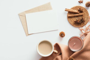 Sonbahar kompozisyonu. Mektuplu kadın masa masası, boş kağıt kart, beyaz arka planda kahverengi eşarp. Düz yerde, üst tarafta. İskandinav, higge, konforlu ev kavramı