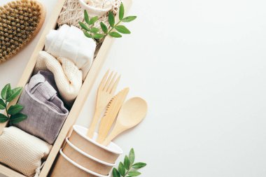 Çevre dostu bambu takımları, yeniden kullanılabilir eko torbalarla dolu ahşap kutular, tek kullanımlık kahve fincanları. Sürdürülebilir yaşam tarzı, plastik içermeyen konsept.