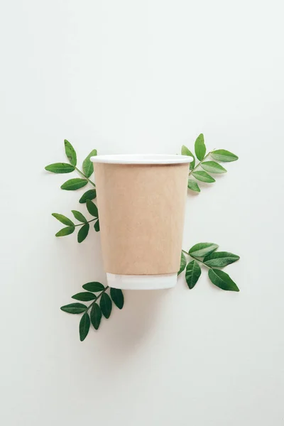 Экологически Чистые Одноразовые Чашки Кофе Зелеными Листьями Белом Фоне Нулевые — стоковое фото