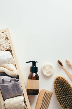 Beyaz arka planda çevre dostu banyo aksesuarları. Sıfır atık, sürdürülebilir yaşam tarzı konsepti. Düz yatıyordu, üstten, yukarıdan..