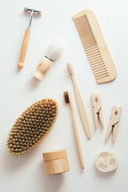 Beyaz arka planda çevre dostu SPA banyo aksesuarları. Sıfır israf, plastiksiz güzellik ürünleri. Düz yatış, üst görünüm