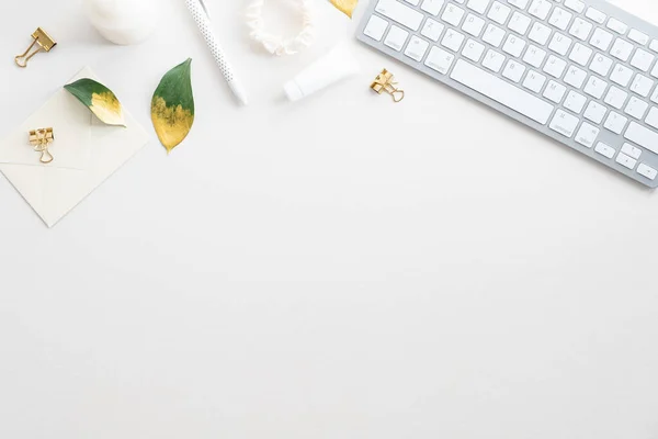 Moderne Witte Bureau Tafel Met Toetsenbord Herfstbladeren Kantoorbenodigdheden Elegante Vrouwelijke — Stockfoto