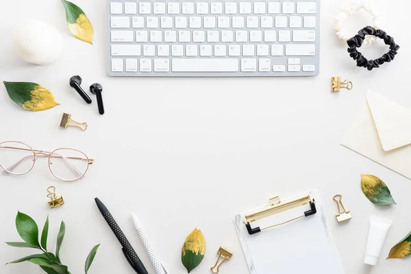 Platte Lay Tafel Tafel Tafel Boven Vrouwelijke Werkplek Met Toetsenbord — Stockfoto