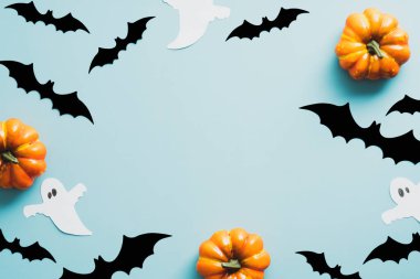 Cadılar Bayramı bestede yarasalar, hayaletler, mavi arka planda balkabakları vardı. Eski tarz. Mutlu Cadılar Bayramı konsepti.