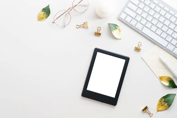 電子書籍タブレットのモックアップ キーボード 白い机の上にメガネ フラットレイアウト トップビュー コピースペース 居心地の良いホームオフィステーブル スタイリッシュな女性のワークスペース — ストック写真