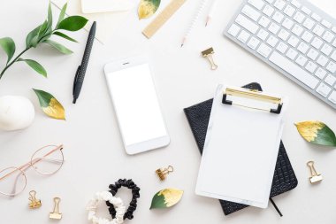 Moda blogcusu çalışma alanı, akıllı telefon modeli, dosya ve kadın aksesuarları. Düz yatış, üst görünüm.