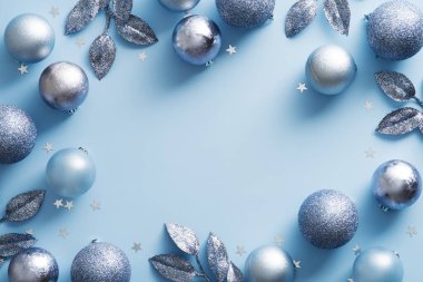 Gümüş, mavi topları ve süslemeleri olan bir Noel arkaplanı. Zarif Xmas afişi tasarımı, yeni yıl tebrik kartı modeli. Düz yerde, üst tarafta. Noel kartı şablonu.