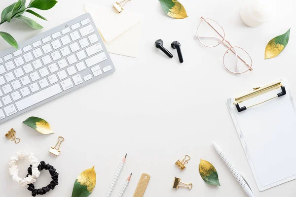 Vrouwelijke Werkruimte Met Toetsenbord Klembord Accessoires Witte Achtergrond Thuis Bureau — Stockfoto