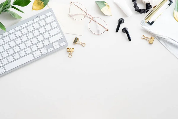 Werkruimte Met Toetsenbord Bril Klembord Gouden Bladeren Stijlvolle Bureau Tafel — Stockfoto