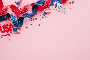 Başkanlar Günü konseptin kutlu olsun. Grosgrain kurdelesi, Amerikan bayrakları ve konfeti yıldızları. ABD Bağımsızlık Günü veya Gaziler Günü için web pankartı şablonu