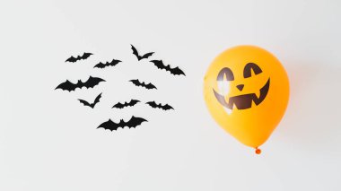 Cadılar Bayramı yarasaları ve beyaz arka planda hayalet balon. Mutlu Cadılar Bayramı konsepti.