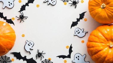 Tatlı cadılar bayramı bembeyaz arka planda balkabakları, hayaletler, yarasalar, örümcekler ve ağ ile bezenmiş. Düz konum, üst görünüm, kopyalama alanı. Mutlu Cadılar Bayramı afişi tasarımı.