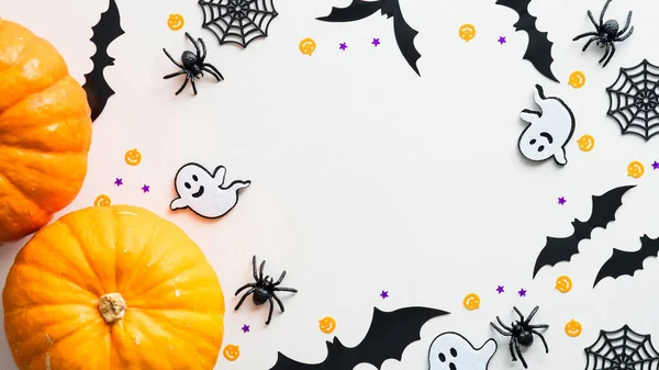 Balkabaklarından, hayaletlerden, yarasalardan, örümceklerden oluşan mutlu Cadılar Bayramı çerçevesi beyaz arka planda. Düz konum, üst görünüm, kopyalama alanı. Cadılar Bayramı afişi.