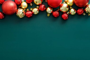 Mutlu Noel afişleri tasarımı. Yeşil arka planda kırmızı ve altın toplar vardı. Eski tarz. Düz yatıyordu, üstten, yukarıdan..