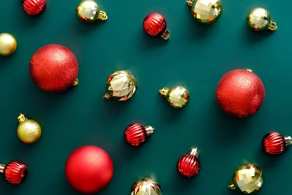 Різдвяна Розкладка Золотими Червоними Вафлями Зеленому Тлі Плоский Ліжко Вид — стокове фото