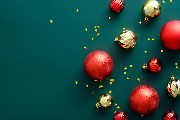 Вінтажна Різдвяна Композиція Червоними Золотими Кульками Зеленому Фоні Плоский Ліжко — стокове фото
