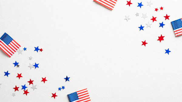 Дизайн праздничного баннера США. Каркас американских флагов и конфетти-звезд на белом фоне. С Днем Независимости, Днем Президента, Концепцией Дня труда.