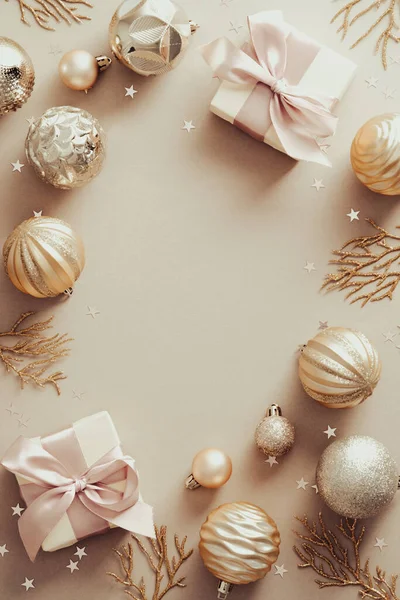 Vánoční Kompozice Rámeček Zlatých Kuliček Dárkových Krabic Pastelově Béžovém Pozadí — Stock fotografie