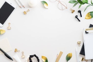 Üst kat ofis masası ve malzemeler, fotokopi alanı. Kadınsı çalışma masası. Yaratıcı düz konum.