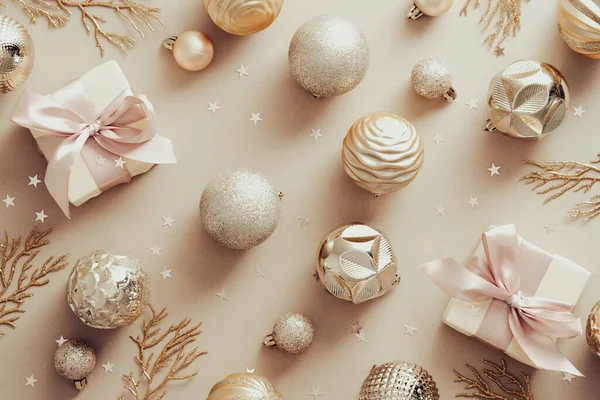 ベージュの背景にスタイリッシュなクリスマスの装飾や贈り物 フラットレイアウト トップビュー — ストック写真