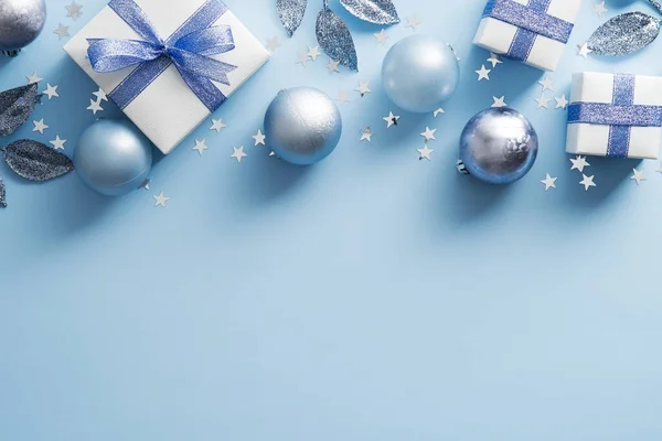 Vánoční Rám Dárkových Krabic Stříbrné Koule Konfety Modrém Pozadí Byt — Stock fotografie