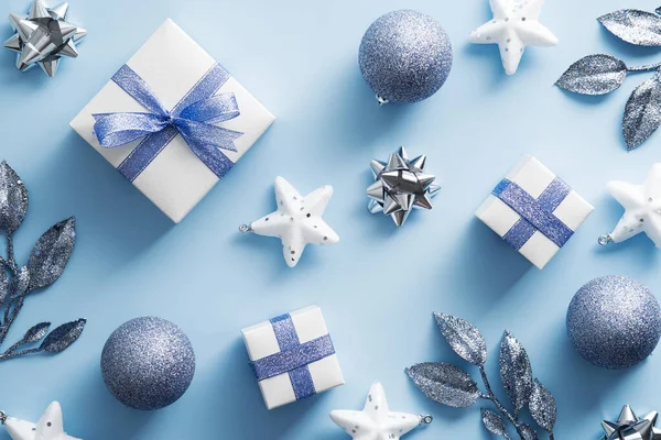 Vánoční Byt Ležel Kompozice Dárkovými Krabicemi Míčky Větve Modrém Pozadí — Stock fotografie