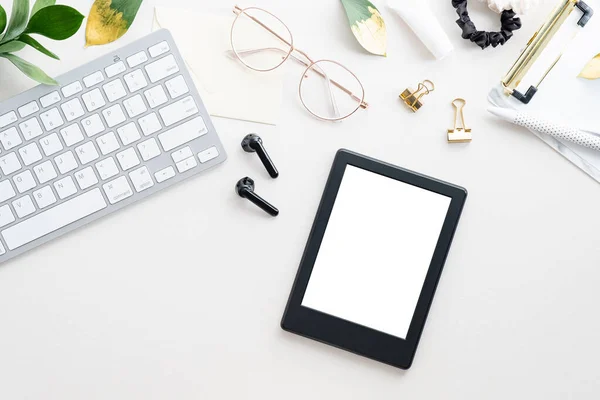 電子書籍のデジタルタブレットのモックアップ キーボード メガネ 白い机のテーブルの上にクリップボード フラットレイアウト トップビュー オーバーヘッド ホームオフィスデスク フェミニンなワークスペース — ストック写真