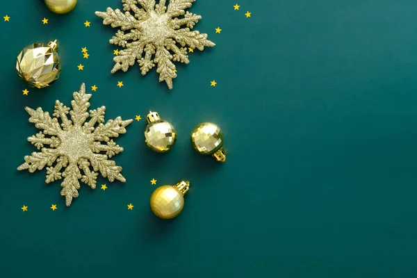 Ročník Vánoční Pozadí Zlatými Kuličkami Dekorace Vločky Konfety Retro Vánoční — Stock fotografie