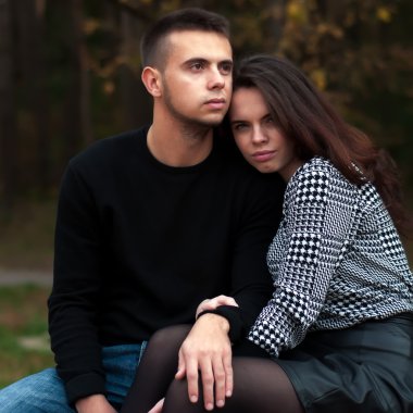 Genç çift sarılıyor.