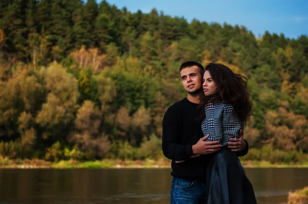 Pareja joven abrazándose — Foto de Stock